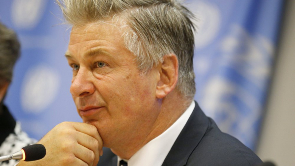 Alec Baldwin pozwany przez rodzinę Halyny Hutchins. Aktor miał nie udzielić jej pomocy