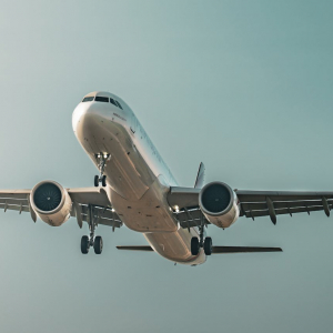 Jak przygotować się do lotu samolotem – poradnik dla początkujących podróżnych