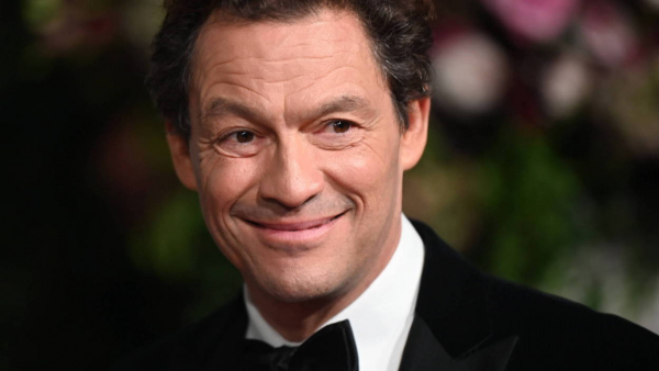 Dominic West ujawnił, że wahał się przed przyjęciem roli króla Karola w „The Crown”