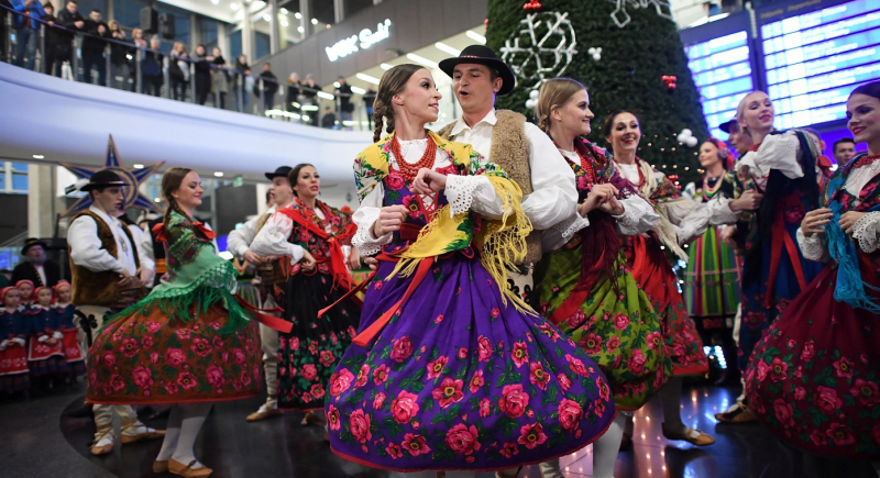 Zespół "Mazowsze" kolędował na Dworcu Centralnym