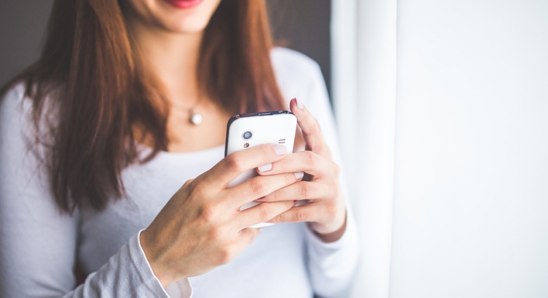 Kobiety sprawdzają telefon 200 razy dziennie