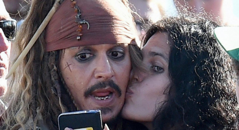 Johnny Depp jako pirat z Karaibów wśród chorych dzieci
