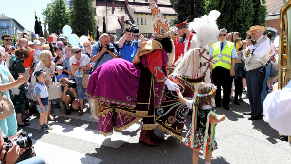 Lajkonik na ulicach Krakowa - szczęście dla tych, których uderzy buławą