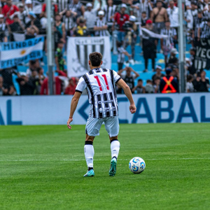 Pozycje na boisku – rola i zadania zawodników w piłce nożnej