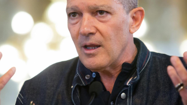 Banderas na deskach "katolickiej" opery