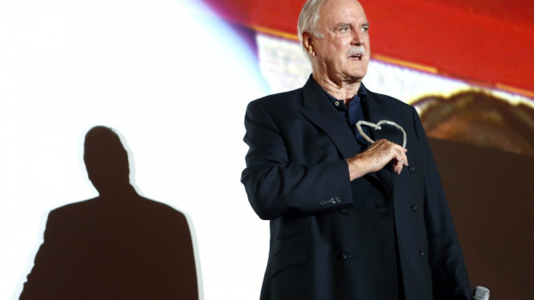 John Cleese ostrzega: Dziś nawet mądrzy ludzie są głęboko irracjonalni