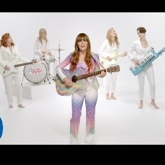 Wąsate Anne Hathaway i Kristen Stewart w teledysku