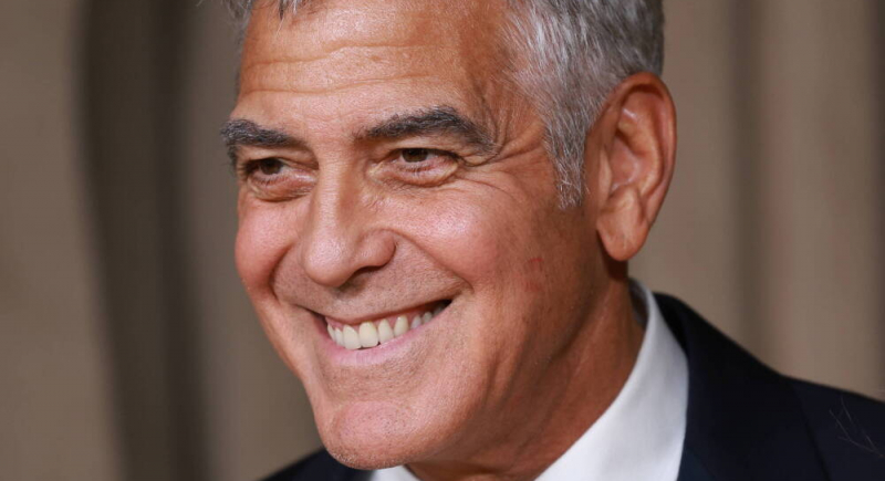 Szyje, naprawia i rozdaje miliony. George Clooney kończy 65 lat