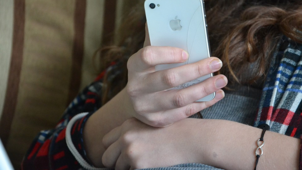 Uzależnienie od smartfona postarza?