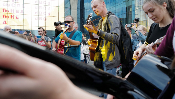 Kilkunastu gitarzystów zagrało "Laylę" Claptona