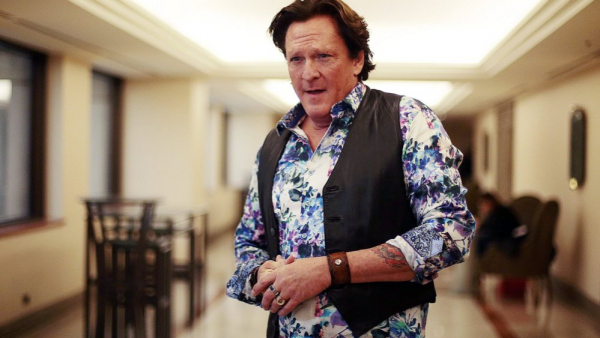 Michael Madsen odtworzył słynną scenę odcinania ucha z „Wściekłych psów”