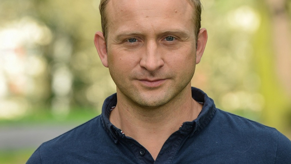 Borys Szyc próbuje okiełznać Pawła Domagałę