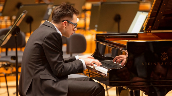 Pianista Aleksander Dębicz chce jednoczyć muzyką