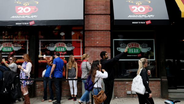 W Bostonie otwarto pierwszą licencjonowaną kawiarnię z serialu „Przyjaciele”