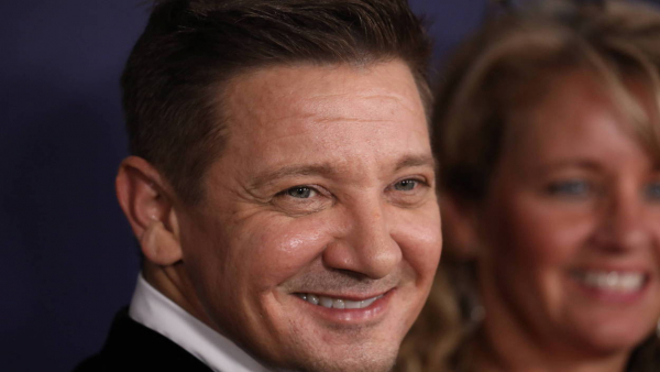 Jeremy Renner zdradził, że zanim zrobił karierę aktorską, pracował jako… wizażysta