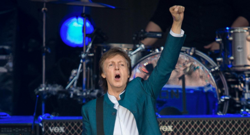 Paul McCartney z selerem na płycie Beach Boys