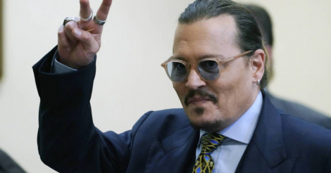 Sympatycy Johnny’ego Deppa stoją w kolejkach przed sądem. Chcą zdobyć ...