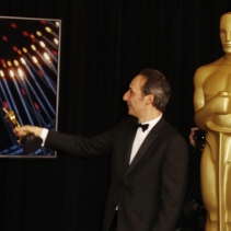 Alexandre Desplat za kulisami. Na monitorze: Guilermo del Toro - najlepszy reżyser /PAUL BUCK /PAP/EPA