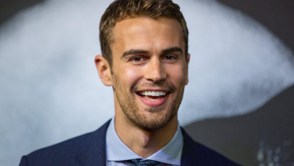 Theo James zagra główną rolę w serialu opartym na „Dżentelmenach” Guya Ritchiego