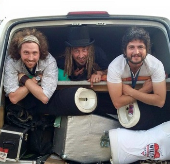 Znaleźli uchodźcę w… futerale gitary