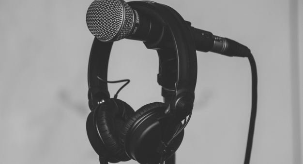 Jaki mikrofon wybrać? Poznaj tajniki sprzętu dla osób nagrywających muzykę i podcasty. 