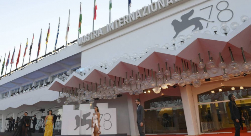 Napisy w filmach sprawiają problem gościom festiwalu w Wenecji