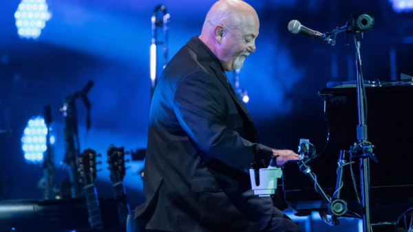 Billy Joel zagrał minikoncert na ulicy. Za darmo