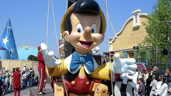 "Pinokio" przetłumaczony na emotikony