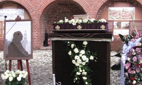 Urna z prochami Sławomira Mrożka wystawiona w Barbakanie