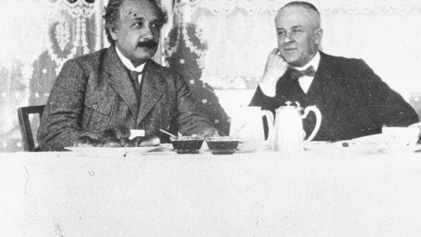 Albert Einstein - fajka, skrzypce i żaglówka