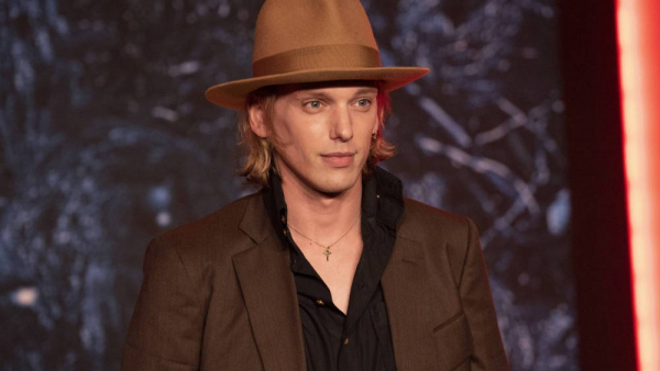 Czarny charakter serialu "Stranger Things" teraz chce zagrać złoczyńcę w Bondzie