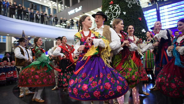 Zespół "Mazowsze" kolędował na Dworcu Centralnym