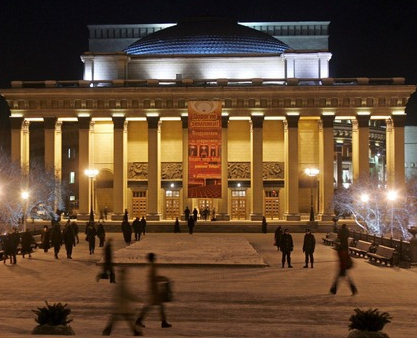 Demonstracja w obronie spektaklu operowego. Dyrektor zwolniony