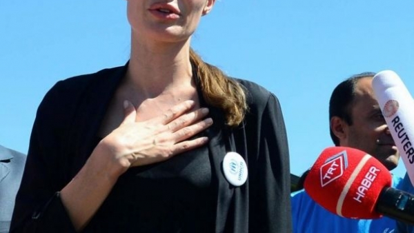 Angelina Jolie w prezencie świątecznym daje dzieciom podróże