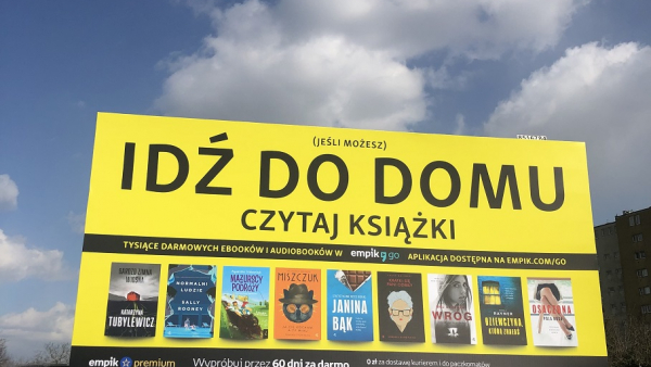 Idź do domu, czytaj książki. Wielki billboard w Warszawie