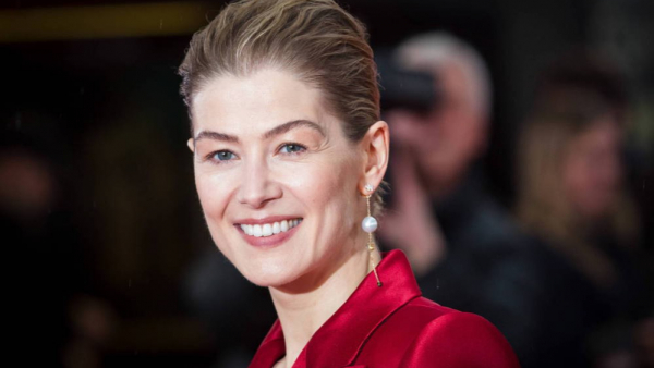 Rosamund Pike nie chce szpanować zdobytymi nagrodami, dlatego zakopuje je w ogrodzie
