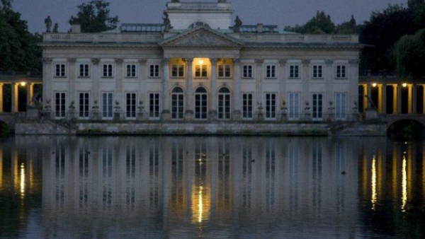 PAŁAC NA WYSPIE W BLASKU ŚWIEC – NOCNE ZWIEDZANIE W ŁAZIENKACH KRÓLEWSKICH