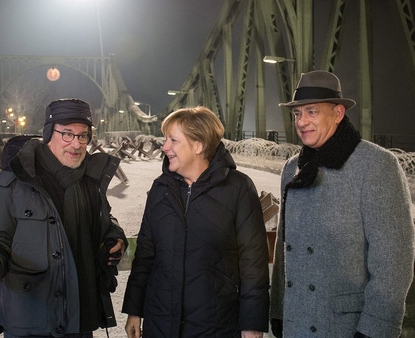 Tom Hanks na moście szpiegów. Poruszający zwiastun nowego filmu Spielberga