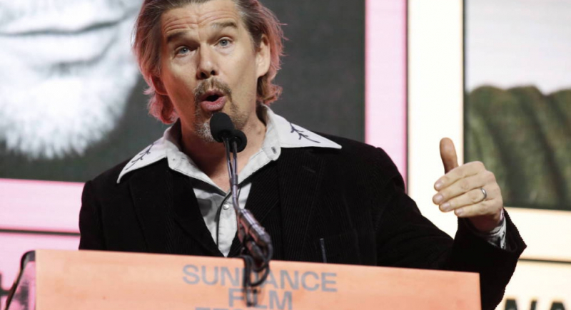 Ethan Hawke tłumaczy, dlaczego gra w serialu o superbohaterach, choć krytykował takie produkcje