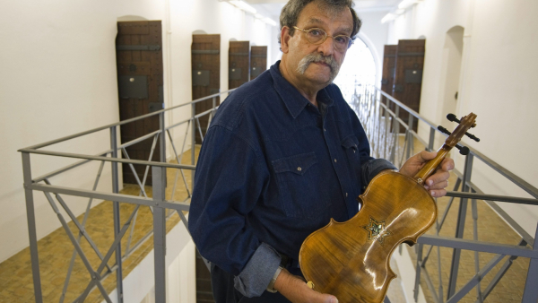 "Violins of Hope" - lutnik z Izraela ratuje skrzypce ofiar Holocaustu