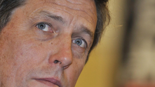 Hugh Grant i Sajid Javid - wojna o jeden uścisk dłoni