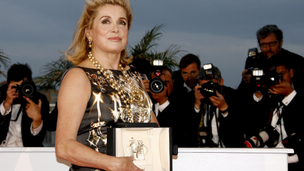 Deneuve sprzedaje swoją garderobę od Saint Laurenta