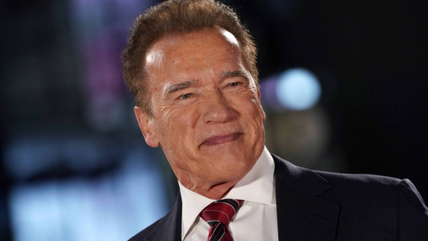 Arnold Schwarzenegger podarował bezdomnym weteranom 25 domków