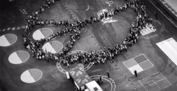 Yoko Ono tworzy największy ludzki znak pokoju!