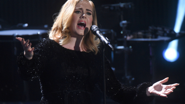 Uzbrojeni strażnicy przed fabrykami, w których wytłaczana jest płyta Adele