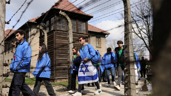 Wyruszył Marsz Żywych. Żydzi i młodzi Polacy upamiętniają ofiary Zagłady