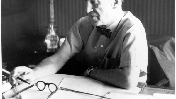 Unikatowa kolekcja książek o Bondzie z zapiskami autora wystawiona na sprzedaż