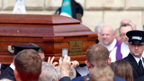 Kard. Macharski spoczął w krypcie Katedry na Wawelu