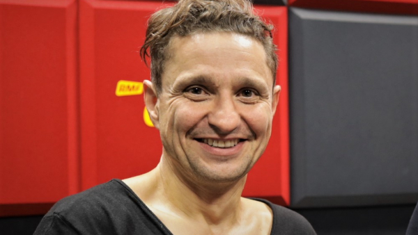 Janusz Radek w piosence "Biegnij chłopcze ciemną nocą" z tekstem Artura Andrusa 