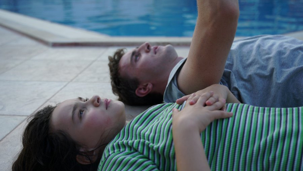 Biegnijcie do kin! "Aftersun" - olśniewający debiut szkockiej reżyserki, z Paulem Mescalem nominowanym do Oscara